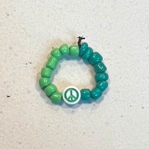 "PEACE SIGN" BEADED RING, ONE SIZE, LIME GREEN/DARK GREEN